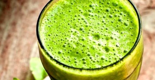 Зеленый смузи с апельсиновым соком