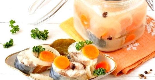 Скумбрия маринованная с луком и морковью