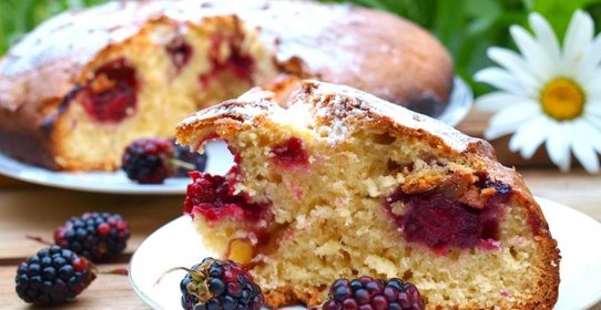 Пирог на сметане с ежевикой