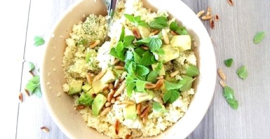 Салат из кускуса с мятой и авокадо