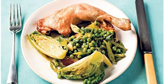 Курица с горошком и листьями салата