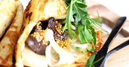 Блины с куриной печенкой и грушей