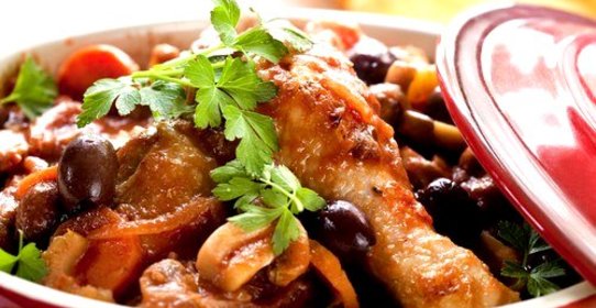 Курица с каперсами, анчоусами, чесноком и оливками в томатном соусе