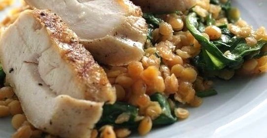 Курица на гриле с пряностями, чечевицей и шпинатом