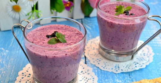 Чернично-клубничный смузи с овсянкой и мороженым