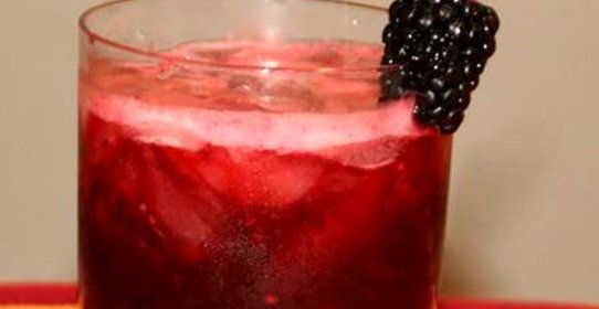 Алкогольный напиток с ежевикой