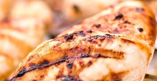 Маринованные куриные грудки с лимоном, кумином и розмарином на гриле