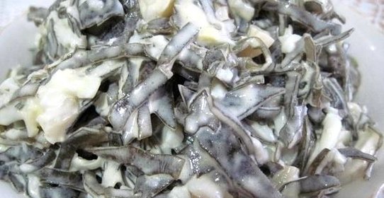 Салат из морской капусты с яйцом и овощами