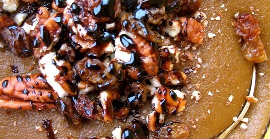 Манная каша с пеканом, изюмом и патокой