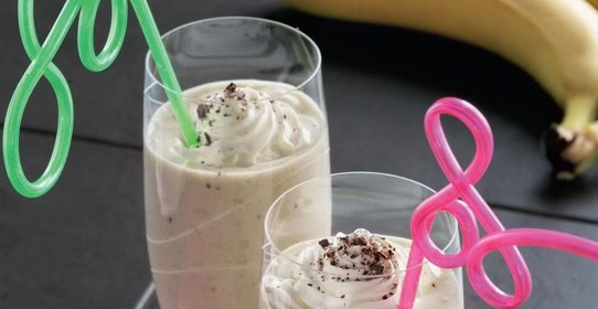 Молочный коктейль с мороженым и фруктами