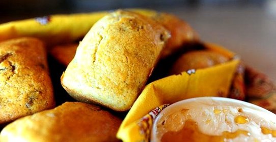 Кукурузный мини-хлеб с клюквой и орехами