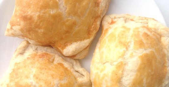 Пирожки с сыром из слоеного теста