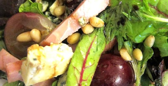 Салат из винограда, сыра и ветчины