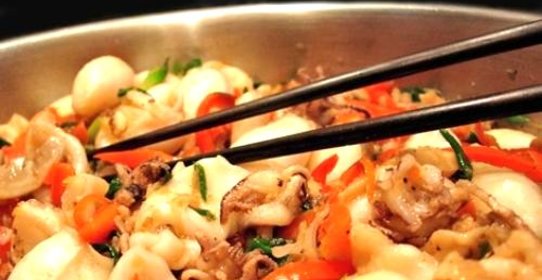 Кальмары с овощами в сметанном соусе