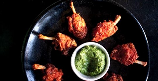 Золотистые куриные крылышки во фритюре