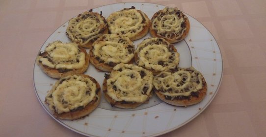 Мини-пиццы с грибами