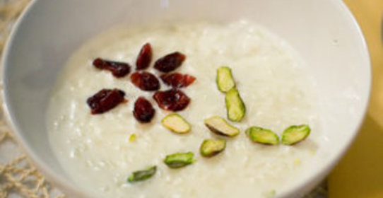 Рисовая каша с сушеной клюквой и фисташками