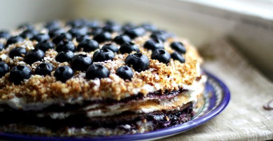 Блинный торт с творогом и черникой