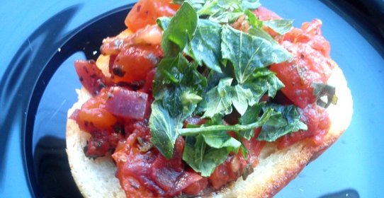 Брускетта с помидорами, красным луком и базиликом