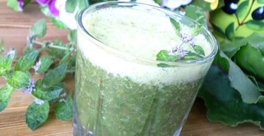 Зеленый коктейль с персиком