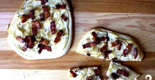 Пицца с беконом, луком и сметаной