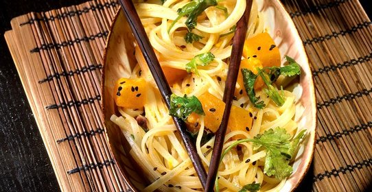 Широкая рисовая лапша с тыквенным карри