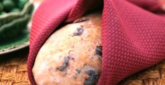 Хлеб с панчеттой, оливками и маслинами