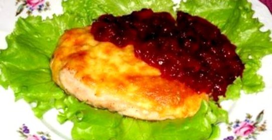 Куриное филе с брусничным соусом