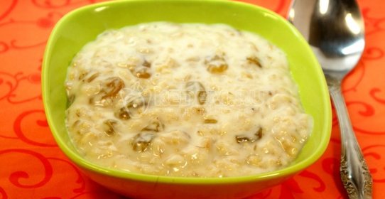Овсяная каша с изюмом