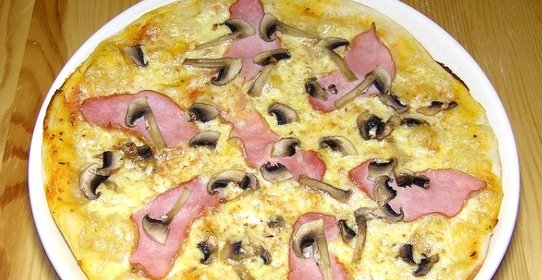 Пицца с ветчиной и шампиньонами
