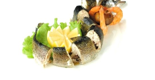 Фаршированная креветками и грибами форель