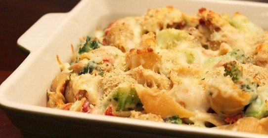 Паста с брокколи под сырной корочкой