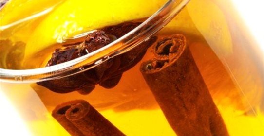 Рождественский глинтвейн с белым вином и апельсинами