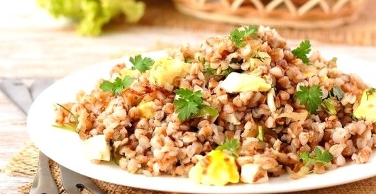 Гречневая каша с варёными яйцами
