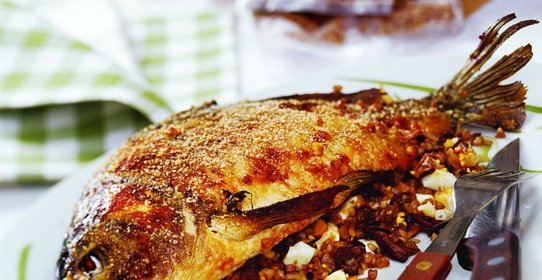 Рыба с гречневой кашей и грибами