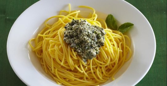 Паста с домашним песто с маслинами и творожным сыром