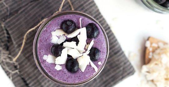 Смузи с черникой, кокосом и лаймом