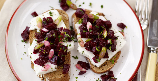 Брускетты из ржаного хлеба со свеклой и фетой