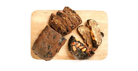 Хлеб из ореховой муки с сухофруктами