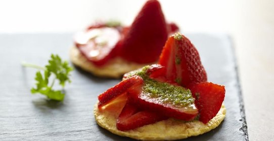Брускетта с клубникой