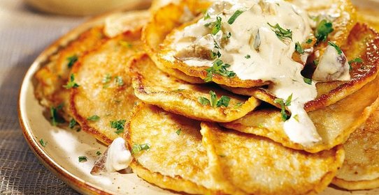 Картофельные оладьи с соусом из белых грибов