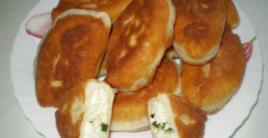 Пирожки с яйцом и зеленым луком на сковороде