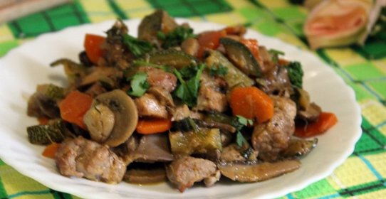 Свинина с овощами и шампиньонами