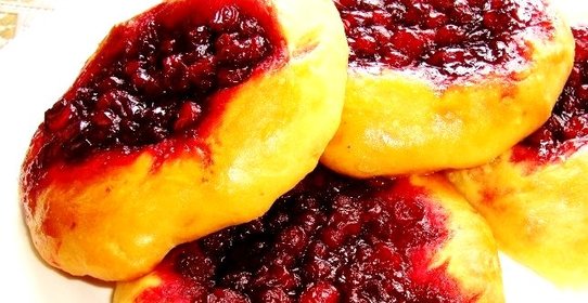 Ватрушки с брусникой