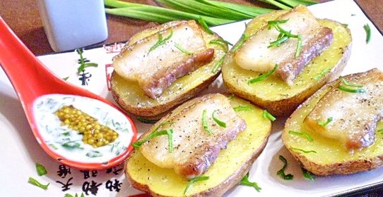 Картошка с салом и чесноком в духовке