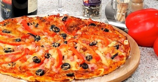 Пицца с копчёной курицей и ветчиной