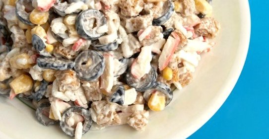 Крабовый салат с сухариками