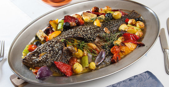 Камбала, запеченная с овощами