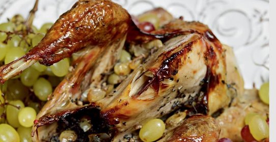Цесарка, запеченная с розмариновым маслом и виноградом