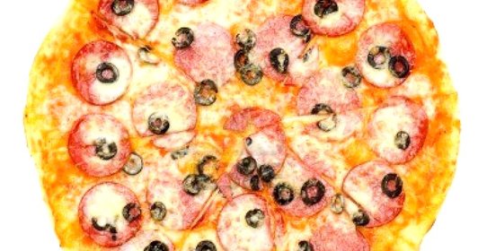 Пицца с маслинами и колбасой